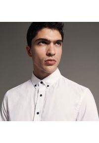 Reserved - Koszula slim fit z łatami na łokciach - Biały. Kolor: biały
