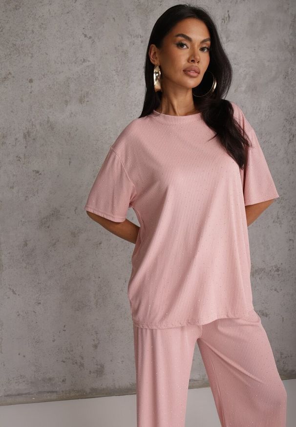 Renee - Różowy Oversizowy Komplet Zdobiony Cyrkoniami T-shirt i Spodnie Arnateia. Kolor: różowy. Wzór: aplikacja
