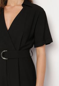 Born2be - Czarny Kombinezon Utility z Kopertowym Dekoltem Paskiem i Szerokimi Kieszeniami Pallilena. Okazja: na co dzień. Kolor: czarny. Styl: elegancki, casual