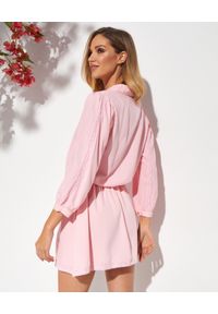 Melissa Odabash - MELISSA ODABASH - Różowa sukienka mini Scarlett. Kolor: różowy, wielokolorowy, fioletowy. Materiał: koronka, wiskoza. Wzór: aplikacja, koronka. Styl: klasyczny. Długość: mini #5