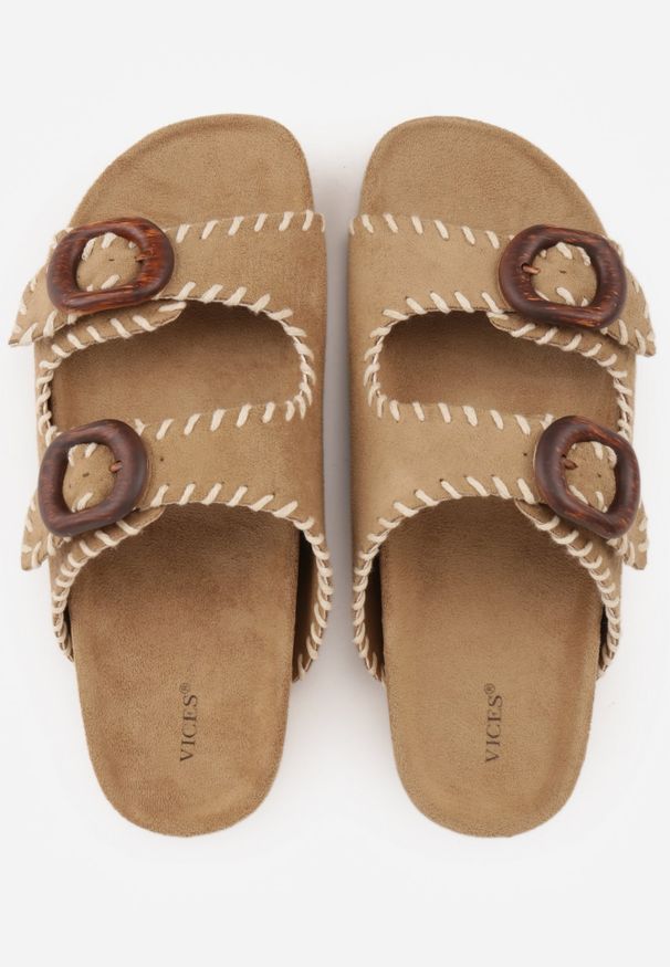 Renee - Beżowe Klapki VICES z Klamrami w Drewnianym Stylu i z Przeszyciami Nerineira. Kolor: brązowy. Sezon: wiosna, lato. Styl: boho, elegancki