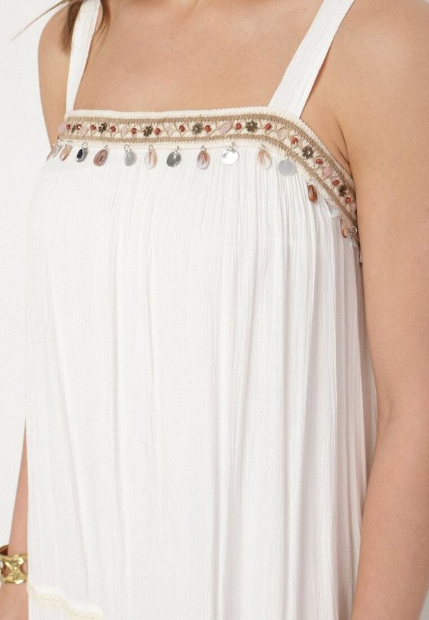 Born2be - Biała Wiskozowa Sukienka o Rozkloszowanym Kroju z Biżuteryjnym Zdobieniem Mevinda. Okazja: na co dzień. Kolor: biały. Materiał: wiskoza. Długość rękawa: na ramiączkach. Wzór: aplikacja. Styl: casual, elegancki