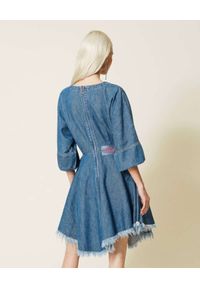 TwinSet - TWINSET - Jeansowa sukienka z bufiastymi rękawami. Kolor: niebieski. Materiał: jeans. Typ sukienki: asymetryczne, rozkloszowane. Długość: mini #4