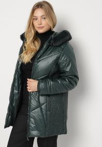 Born2be - Ciemnozielona Kurtka z Pikowanymi Przeszyciami i Kapturem z Futerkiem Vevea. Okazja: na spotkanie biznesowe, do pracy, na co dzień, na spacer. Kolekcja: plus size. Kolor: zielony. Materiał: futro. Styl: biznesowy, casual, elegancki #7