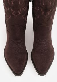 Renee - Ciemnobrązowe Kozaki Kowbojki na Stożkowym Obcasie Zdobione Haftem i Wycięciem V Aurika. Wysokość cholewki: przed kolano. Kolor: brązowy. Materiał: jeans. Szerokość cholewki: normalna. Wzór: aplikacja, haft. Obcas: na obcasie. Styl: elegancki. Wysokość obcasa: średni #2