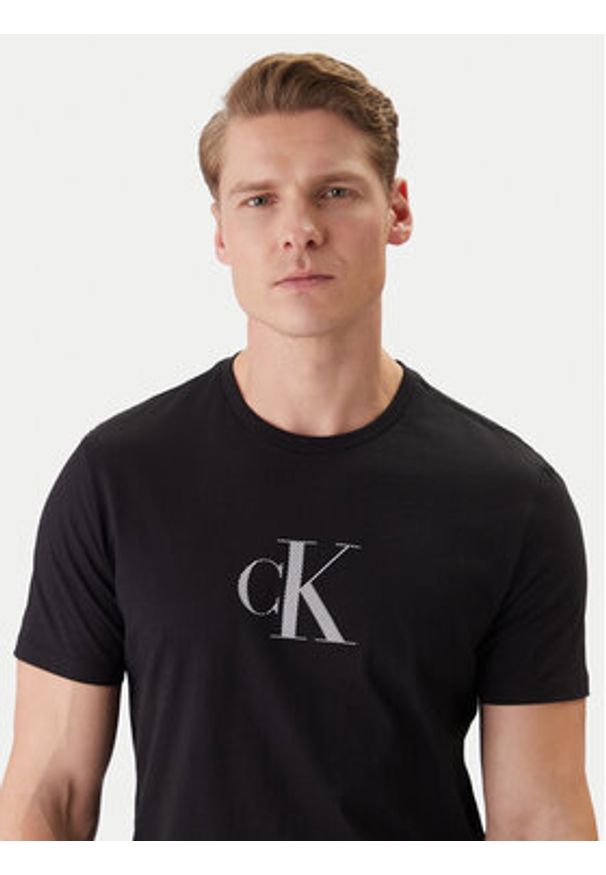 Calvin Klein T-Shirt LV04RF853G Czarny Regular Fit. Kolor: czarny. Materiał: bawełna