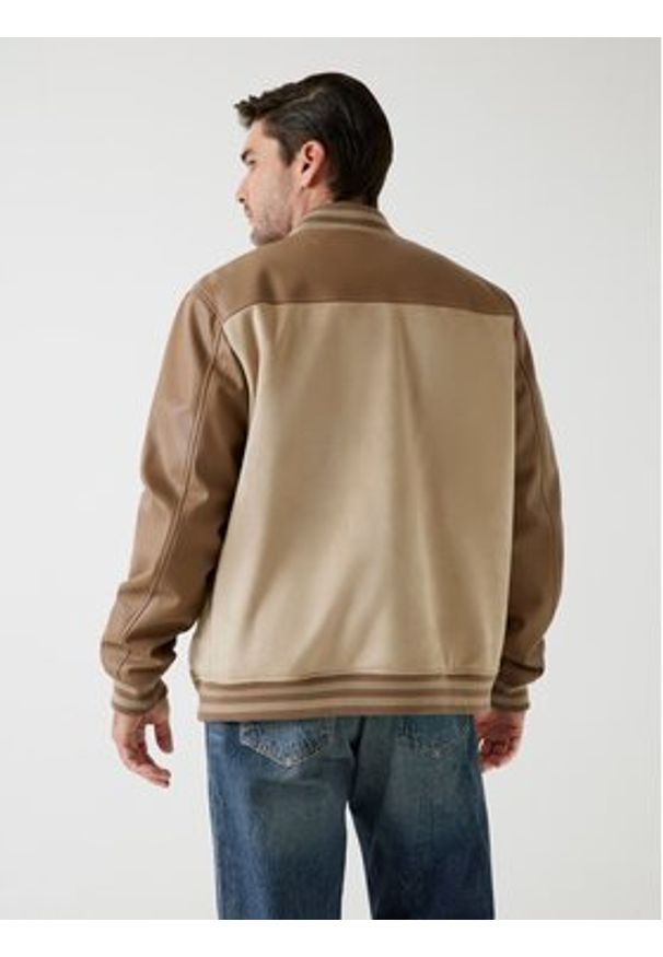 Guess Kurtka bomber M5BL2B K1062 Beżowy Regular Fit. Kolor: beżowy. Materiał: syntetyk