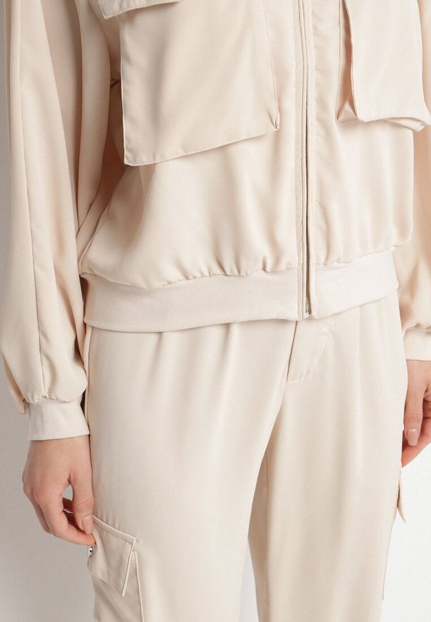 Born2be - Beżowy Komplet Dresowy w Stylu Cargo Spodnie i Bluza z Imitacją Kieszeni Ivelhiris. Kolor: beżowy. Materiał: dresówka