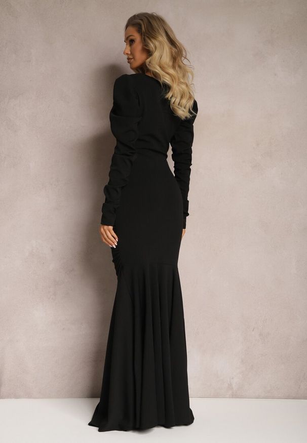 Renee - Czarna Sukienka Maxi z Ozdobnym Marszczeniem Jarnita. Kolor: czarny. Wzór: aplikacja. Typ sukienki: rozkloszowane. Styl: elegancki. Długość: maxi
