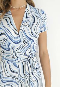 Born2be - Niebieski Kombinezon z Kopertowym Dekoltem i Materiałowym Paskiem Aenita. Kolor: niebieski. Materiał: materiał. Długość rękawa: krótki rękaw. Długość: krótkie. Sezon: wiosna, lato #2