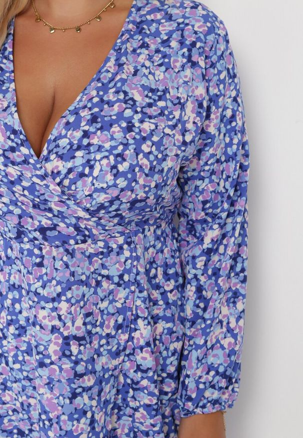 Born2be - Granatowa Kopertowa Sukienka Midi w Kwiaty z Gumką w Pasie i Głębokim Dekoltem Donata. Okazja: na co dzień. Typ kołnierza: dekolt w serek. Kolekcja: plus size. Kolor: niebieski. Wzór: kwiaty. Typ sukienki: kopertowe. Długość rękawa: długi rękaw. Sezon: wiosna, jesień. Styl: klasyczny, casual. Długość: midi