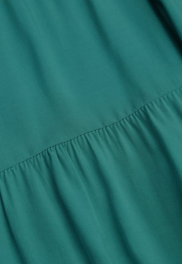 Born2be - Ciemnozielona Bawełniana Rozkloszowana Sukienka na Ramiączkach z Falbanami Criselles. Okazja: na plażę, na spacer. Typ kołnierza: kołnierz z falbankami. Kolor: zielony. Materiał: bawełna. Długość rękawa: na ramiączkach. Sezon: lato. Styl: elegancki