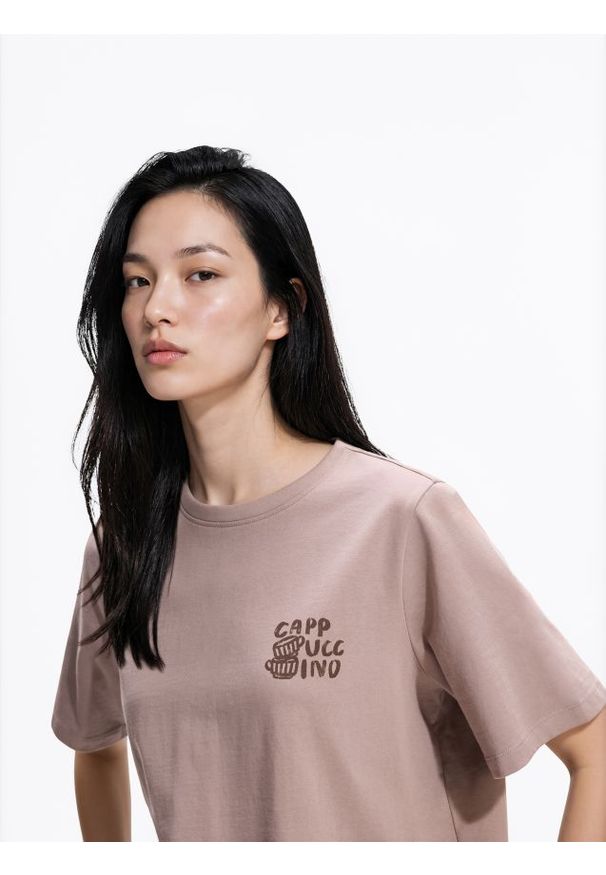 Reserved - Bawełniany t-shirt z nadrukiem - brązowy. Kolor: brązowy. Materiał: bawełna. Wzór: nadruk