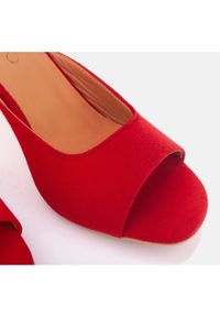 Marco Shoes Klapki Palermo czerwone. Kolor: czerwony. Materiał: zamsz. Obcas: na obcasie. Styl: elegancki. Wysokość obcasa: średni #3
