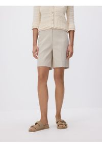 Reserved - Szorty z kantem - beżowy. Kolor: beżowy. Materiał: tkanina, bawełna #1