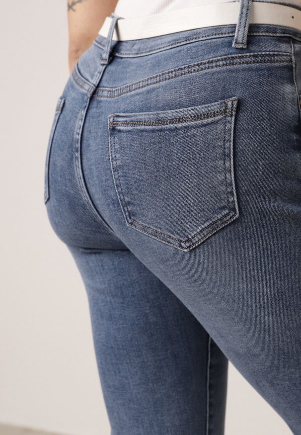 Born2be - Jasnoniebieskie Klasyczne Jeansy Mom Fit z Bawełną Rastorea. Okazja: na co dzień. Kolor: niebieski. Styl: klasyczny