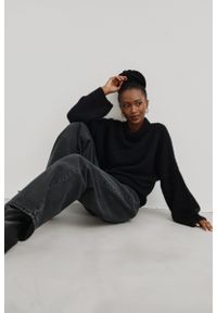 Marsala - Spodnie jeansowe z szerokimi nogawkami w kolorze WASHED BLACK - MANHATTAN-L. Okazja: na co dzień. Materiał: jeans. Wzór: haft, aplikacja. Styl: casual, elegancki