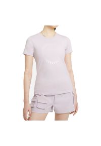 Koszulka damska Nike Sportswear DD1230. Materiał: materiał, poliester, bawełna. Długość rękawa: krótki rękaw. Długość: krótkie. Wzór: aplikacja #1