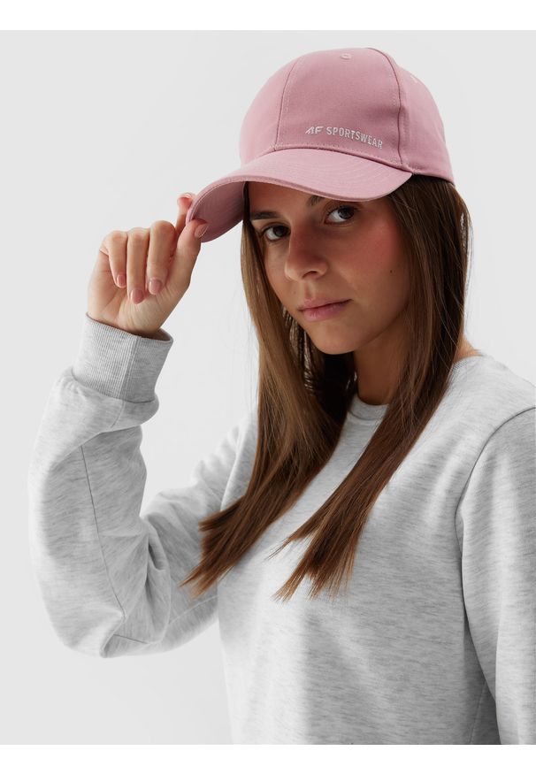 4f - 4F Czapka z daszkiem strapback damska - różowa M. Kolor: różowy. Materiał: bawełna, materiał. Wzór: napisy, haft. Sezon: lato. Styl: sportowy, klasyczny