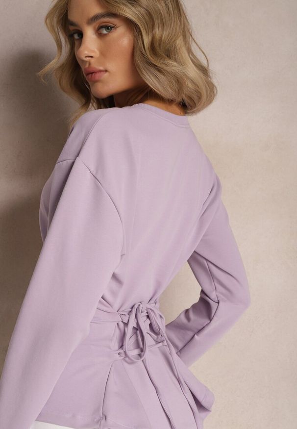 Renee - Jasnofioletowa Bawełniana Bluza z Ozdobnym Wiązaniem Fanarita. Kolor: fioletowy. Materiał: bawełna