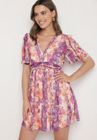 Born2be - Fioletowa Sukienka w Kwiatowy Wzór Rinovea. Okazja: na spacer, na co dzień. Kolor: fioletowy. Wzór: kwiaty. Sezon: lato. Styl: casual, elegancki #1