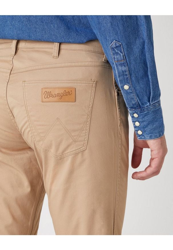 Wrangler - MĘSKIE SPODNIE MATERIAŁOWE WRANGLER GREENSBORO CORNSTALK W15QWAX4K 112127120. Materiał: materiał