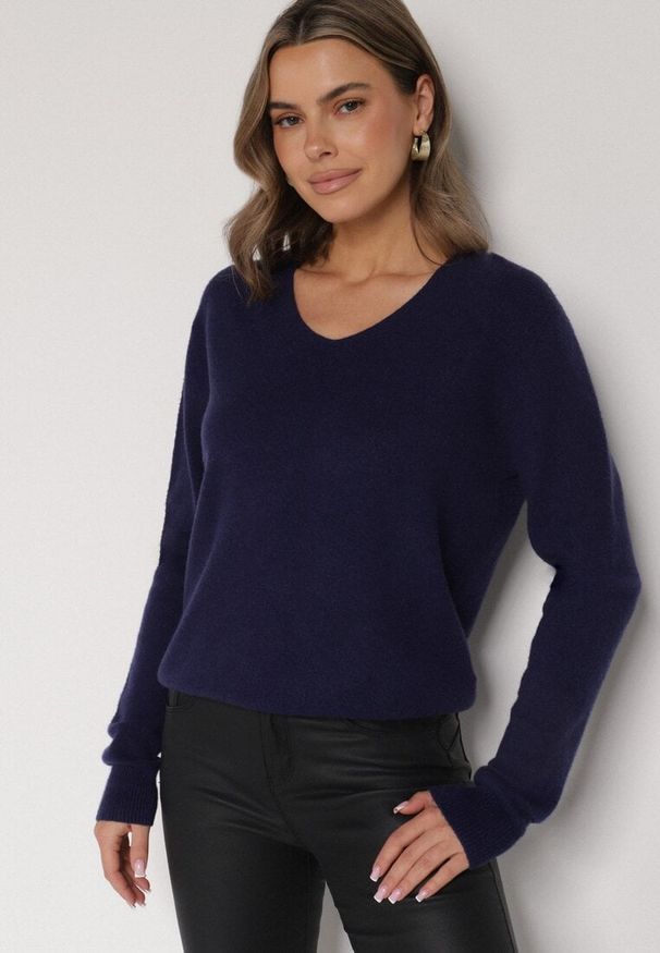 Born2be - Granatowy Sweter z Wiskozą i Wełną z Dekoltem w Serek Claida. Okazja: na co dzień. Typ kołnierza: dekolt w serek. Kolor: niebieski. Materiał: wiskoza, wełna. Styl: casual