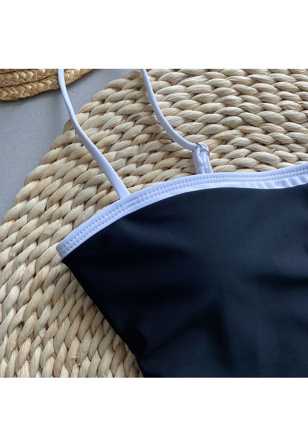 Intica - Strój kąpielowy jednoczęściowy z lamówką na plażę i basen Margitte. Kolor: beżowy. Materiał: materiał