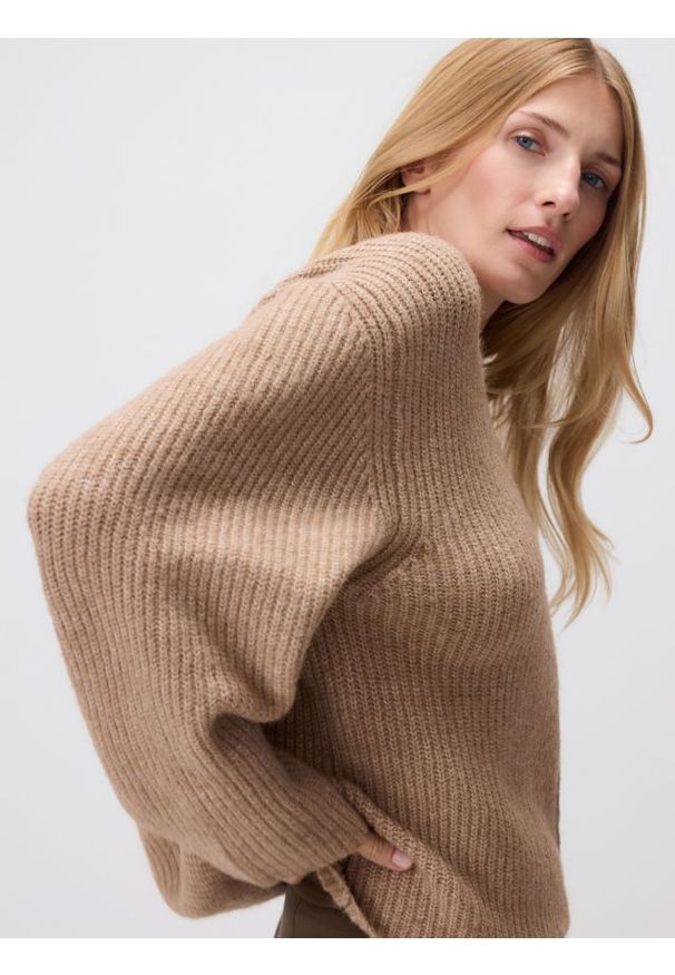 Reserved - Sweter oversize - brązowy. Kolor: brązowy. Materiał: dzianina