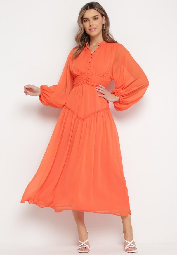 Born2be - Pomarańczowa Długa Sukienka Koktajlowa w Stylu Retro z Plisami i Stójką Leowia. Typ kołnierza: kołnierzyk stójkowy. Kolor: pomarańczowy. Styl: wizytowy, retro. Długość: maxi