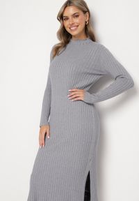 Born2be - Szara Prążkowana Sukienka z Dzianiny z Wiskozą z Rozcięciami u Dołu Ninnavia. Okazja: na spotkanie biznesowe. Kolor: szary. Materiał: prążkowany, wiskoza, dzianina. Typ sukienki: dopasowane, proste. Styl: biznesowy, klasyczny, elegancki #2