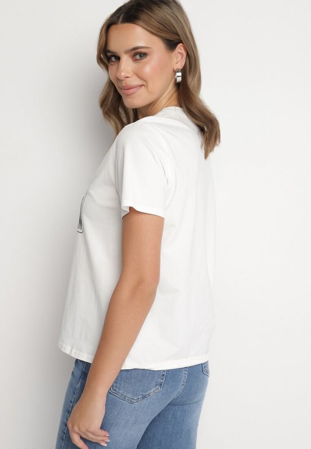 Born2be - Biały T-shirt z Bawełny o Kroju Oversize z Nadrukiem z Zebrą Naliviel. Okazja: na co dzień. Kolor: biały. Materiał: bawełna. Wzór: nadruk, motyw zwierzęcy. Styl: klasyczny, elegancki, casual