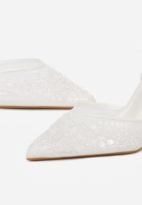 Renee - Białe Szpilki Slingback Zdobione Perełkami i Cekinami Irifera. Okazja: na studniówkę, na co dzień. Zapięcie: bez zapięcia. Kolor: biały. Materiał: satyna, jeans. Wzór: aplikacja. Obcas: na szpilce. Styl: casual, elegancki #5