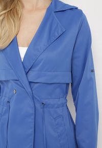 Born2be - Granatowa Kurtka Parka z Klasycznym Kołnierzem Ściągana w Pasie Troczkiem Revapia. Okazja: na randkę, na spacer, do pracy. Kolor: niebieski. Styl: klasyczny #3