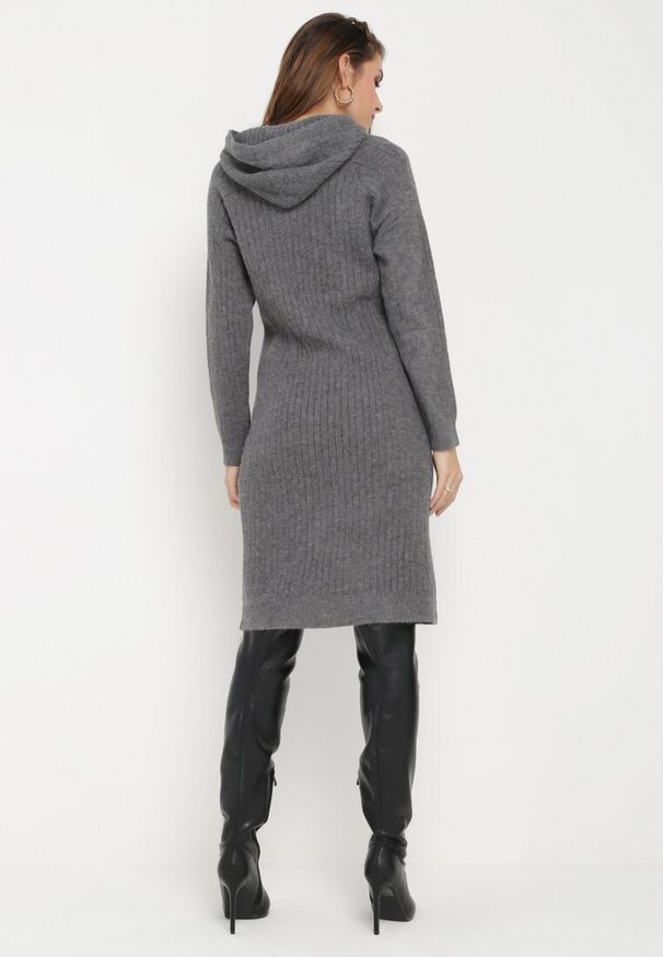 Born2be - Ciemnoszara Wełniana Sukienka z Kapturem w Prążki Tyrwe. Okazja: na co dzień. Typ kołnierza: kaptur. Kolor: szary. Materiał: wełna. Długość rękawa: długi rękaw. Wzór: prążki. Typ sukienki: proste. Styl: klasyczny, casual, elegancki