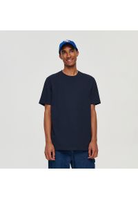 House - Luźna koszulka z naszywką granatowa - Granatowy. Kolor: niebieski. Wzór: aplikacja