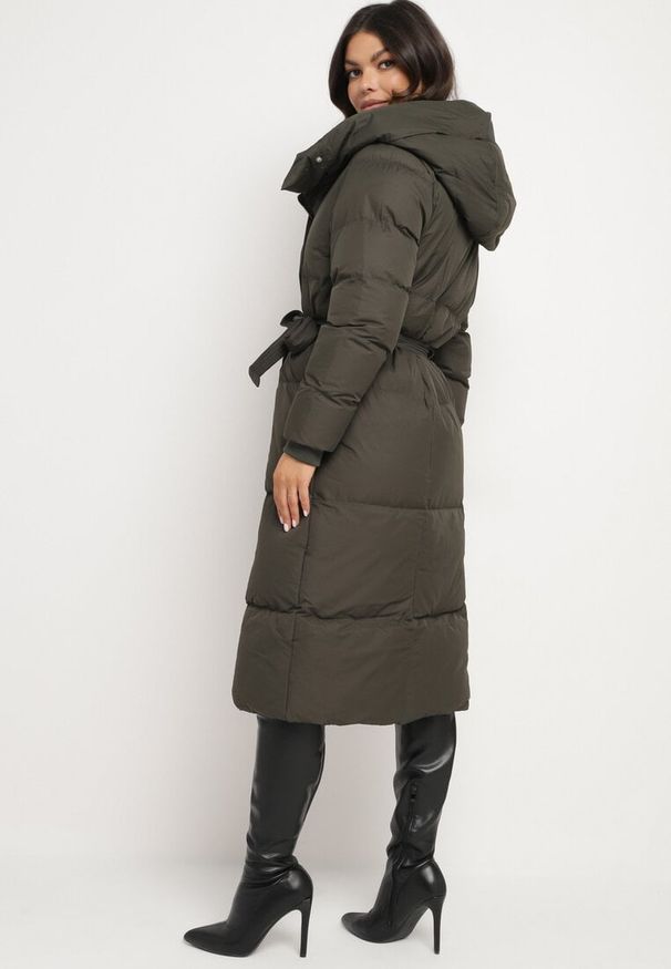 Born2be - Ciemnozielona Długa Kurtka Pikowana z Kapturem i Wysokim Kołnierzem Wiązana w Talii Zevrira. Okazja: na co dzień. Typ kołnierza: kaptur. Kolor: zielony. Materiał: dzianina, jeans, materiał. Długość: długie. Styl: casual, klasyczny, sportowy