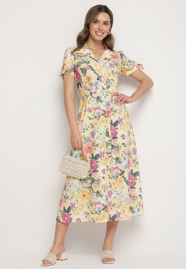 Born2be - Żółta Rozkloszowana Sukienka o Koszulowym Kroju z Paskiem w Kwiatowy Wzór Fevelorine. Okazja: na co dzień. Kolor: żółty. Wzór: kwiaty. Typ sukienki: koszulowe. Styl: casual