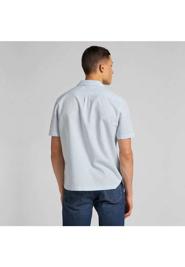 Lee - MĘSKA KOSZULA MATERIAŁOWA LEE SS RESORT SHIRT SKYWAY BLUE L67PKWQL 112116913. Materiał: materiał