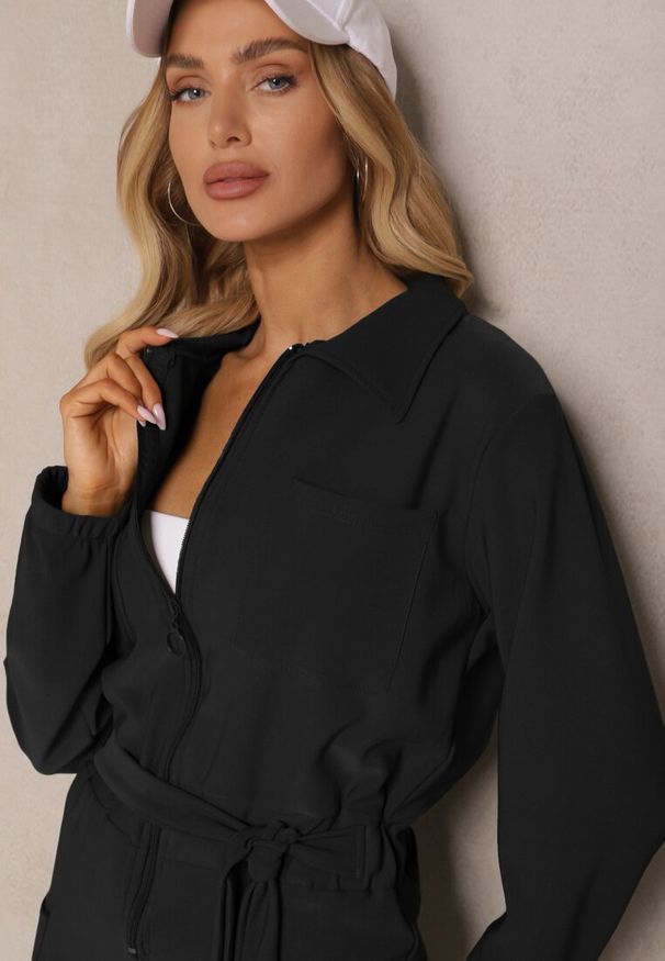 Renee - Czarny Kombinezon z Elastyczną Gumką w Pasie z Dodatkowym Wiązaniem o Luźnym Kroju Creera. Okazja: na co dzień. Kolor: czarny. Materiał: tkanina. Styl: casual