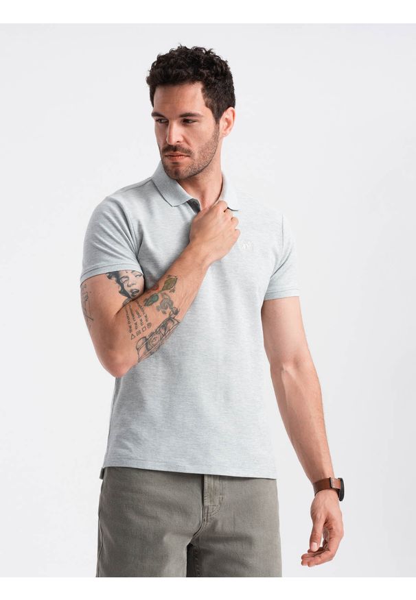 Ombre Clothing - Męska koszulka polo jednokolorowa BASIC z dzianiny pique - szara V20. Okazja: na co dzień. Typ kołnierza: polo. Kolor: szary. Materiał: dzianina. Wzór: haft, aplikacja, jednolity. Styl: sportowy, wizytowy, casual