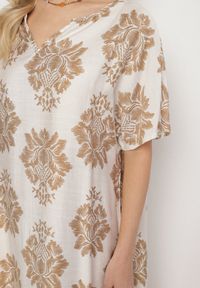 Born2be - Ciemnobeżowa Pudełkowa Sukienka z Wiskozy Ozdobiona Geometrycznym Wzorem Emilavie. Okazja: na co dzień. Typ kołnierza: dekolt w kształcie V. Kolor: beżowy. Materiał: wiskoza. Wzór: geometria, aplikacja. Typ sukienki: proste. Styl: klasyczny, casual, elegancki #5