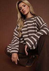 Renee - Brązowy Oversizowy Sweter w Paski z Dzianiny z Wełną i Wiskozą Aventole. Okazja: na co dzień. Kolor: brązowy. Materiał: wełna, wiskoza, dzianina. Wzór: paski. Styl: klasyczny, casual, elegancki