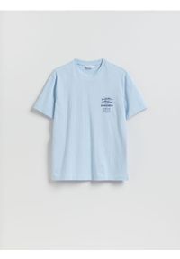 Reserved - T-shirt comfort z nadrukiem na plecach - jasnoniebieski. Kolor: niebieski. Materiał: dzianina, bawełna. Wzór: nadruk #1