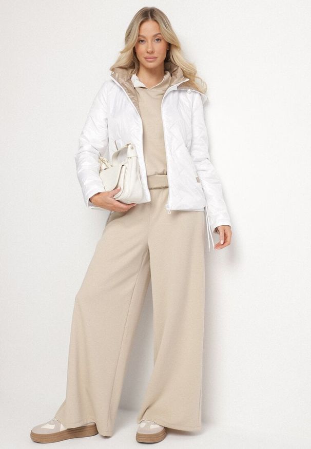 Born2be - Biała Kurtka Pikowana z Odpinanym Kapturem i Ściągaczami po Bokach Nusarianis. Okazja: na co dzień, na spacer. Kolor: biały. Materiał: jeans. Długość rękawa: długi rękaw. Długość: długie. Styl: casual, elegancki