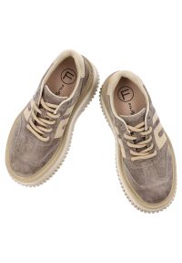 Sneakersy damskie Filippo, cholewka z naturalnej skóry zamszowej z naszywanymi panelami i klasycznym sznurowaniem z wyraźnymi przeszyciami, masywna p. Okazja: na co dzień. Zapięcie: sznurówki. Kolor: brązowy. Materiał: zamsz, skóra. Szerokość cholewki: normalna. Obcas: na platformie #6