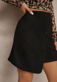 Renee - Czarna Trapezowa Spódnica o Kopertowym Kroju z Guzikami Ilaraeth. Okazja: na co dzień. Kolor: czarny. Styl: klasyczny, casual, elegancki #3