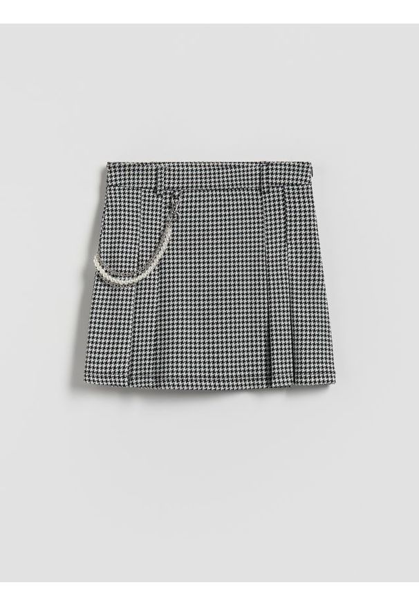 Reserved - Plisowana spódnica z łańcuszkiem - wielobarwny. Materiał: tkanina, wiskoza. Długość: krótkie