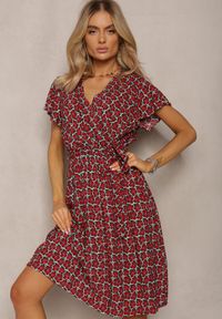 Renee - Czerwona Letnia Sukienka Kopertowa Wiązana w Pasie z Wiskozy Meridase. Kolor: czerwony. Materiał: wiskoza. Sezon: lato. Typ sukienki: kopertowe