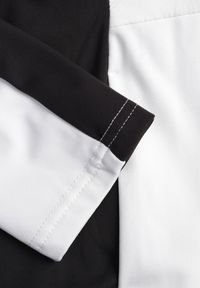 Renee - Biała Przejściowa Kurtka z Pikowaniem i Elastycznymi Rękawami Salisia. Okazja: na co dzień. Typ kołnierza: kaptur. Kolor: biały. Materiał: nylon. Styl: casual, sportowy #2